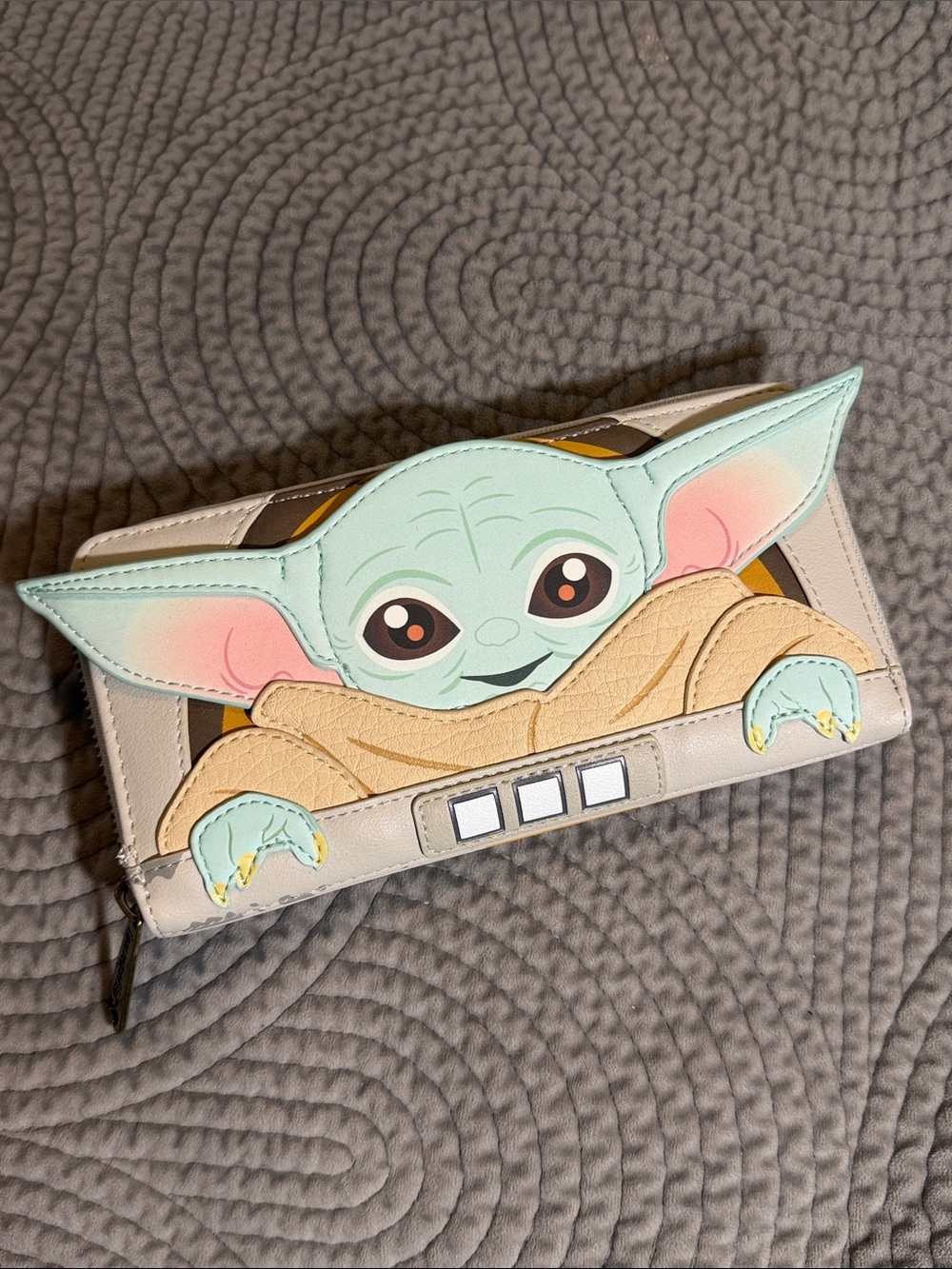 Star Wars The Mandalorian Baby Yoda Loungefly Wallet in Green and Tan GUC